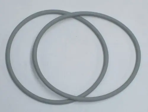 Zwei graue Dichtringe übereinander liegend auf einem weißen Hintergrund, geeignet für Daikin Produkte, wahrscheinlich als Ersatzteile für technische Anwendungen.